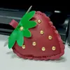Nuevo Estilo Colgante Llavero de Cuero de Fresa con Remaches Rellenos de Algodón 3D, Adorno de Cuero de Fresa para Llavero de Coche