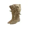 Botas altas de punta con interior elevador de altura, tacón de 4 cm, diseño de nicho y detalles fruncidos.