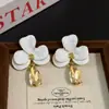 Pendientes de Flor Esmaltada Beige Estilo Vintage con Clavos de Plata para Mujer, Presentando un Ambiente Cortesano de Alta Gama, Lujo Ligero, Diseño Único y Exagerado, Pendientes de Moda