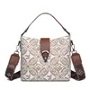Bolsas Estampadas de Alta Gama para Mujer 2025 Nuevo Bolso Cubo Portátil Retro de Gran Capacidad con Letras al Hombro Venta al por Mayor