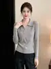 Este año, el suéter de punto de manga larga con cuello acanalado de moda para mujer, un nuevo artículo de moda otoño/invierno que es elegante, chic y estiliza la figura, perfecto como prenda base