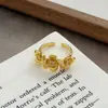 Anillo de Estilo Retro Palaciego Dorado Cepillado Tallado Lujo Ligero para Mujer, Anillo Minimalista de Nicho Dulce Fresco Moderno