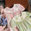 Vestido de niña con cuello Peter Pan, lazo bordado y manga corta, estilo verano 2026, rayas coloridas, dulce vestido de princesa, versión coreana