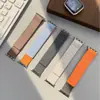 Adequado para pulseiras de Apple Watch: Apple Watch 1-12/Ultra 1-3/SE 3, apresentando um laço de três contas e pulseira magnética de silicone
