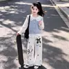 Un atuendo fresco y vibrante inspirado en la dopamina: una camisa con cuello de muñeca combinada con pantalones de pierna ancha, creando un look dulce y adorable para niñas
