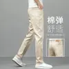 Jeans Casuales Largos de Color Claro Versátiles para Hombre, Ajuste Slim, Pierna Recta, Ultra Delgados de Tencel, Gama Alta de Hong Kong, Verano 2026