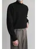 Suéter pullover minimalista retrô estilo japonês moderno com gola alta parcial, corte solto, top casual versátil, camada base quente e macia