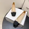Zapatos de mujer de suela blanda con pedrería y perlas, nuevo estilo otoño 2026, color-blocking inspirado en Chanel, punta cuadrada poco profunda, zapatos planos de tacón bajo tipo abuela