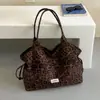 Bolso tote de nicho retro con estampado de leopardo, bolso grande de mujer, nuevo modelo de otoño 2026, bolso de hombro de alta gama para el trabajo
