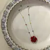Collar Multicolor de Flor con Esmalte Azul con un Diseño Fresco y Moderno, Cadena Versátil para la Clavícula