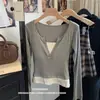 Camiseta de Manga Larga Falsa de Dos Piezas con Costuras de Contraste para Otoño e Invierno, Mujer, Cuello en V, Ajustada, Diseño de Nicho, Top Base con Almohadilla en el Pecho