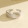 Anillo de plata de ley S925 estilo europeo y americano, estilo vintage, chapado en oro de 18 quilates, ancho y con forma de cuerno de circón negro vertical.