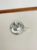 Broche Geométrico com Recortes de Design de Nicho Broche Corsage de Linhas Simples Europeu e Americano Luxo Acessível Acessórios de Alta Qualidade para Mulheres