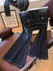 Jeans azul grisáceo, minimalistas, ligeramente acampanados para mujer, estilo popular 2026, adelgazantes, que realzan la cadera y pantalones acampanados casuales