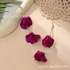 Novos Brincos de Pétala Estéreo de Acrílico com Senso de Design Vintage Brincos de Flor de Luxo Leve Europeus e Americanos Brincos Transfronteiriços para Mulheres