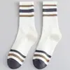 Meias de Cano Médio para Primavera e Verão Masculinas Modernas de Cano Alto Absorventes de Suor e Desodorantes Meias de Futebol Celebridade da Internet Super Populares Meias Masculinas