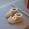 Sapatos de Algodão para Menininha com Acabamento em Lã de Cordeiro Botas Curtas de Princesa para Bebê Novo Estilo Inverno 2025 Botas de Algodão Quentes Antiderrapantes para Meninas e Crianças Pequenas