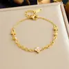 Pulsera Elegante y Exquisita de Flor de Cuatro Pétalos Estilo Coreano con Accesorios Chapados en Oro, Superficie Lisa y Diseño Versátil