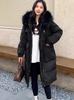 Casaco Longo de Penas para Trabalho Feminino Moda Inverno 2026 Cintura Marcada Emagrecedor Gola Grande de Pelo Quente Penugem de Pato Branco Parka Acima do Joelho