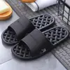 Chinelos de Casa Femininos de Verão para Usar Fora com Solado Macio para Uso Doméstico, Banheiro, Banho, Banheiro, Hotel, Sandálias e Chinelos Vazados para Homens