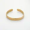 Pulsera abierta de acero inoxidable exclusiva de moda transfronteriza para mujer, pulsera de aceite prensado en forma de C de alta gama, joyería de moda al por mayor