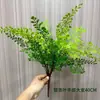Plantas verdes artificiales en stock, manojos de helecho, hojas de helecho, hierba de helecho para decoración de paredes interiores y diseño de paisajes, césped artificial al por mayor