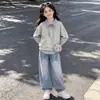 Conjunto de primavera/otoño moderno y minimalista para niñas: un nuevo diseño de estilo coreano con un top de patchwork y pantalones vaqueros con un lazo, un conjunto versátil de dos piezas