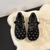 Sapatos Mary Jane de Veludo Pelúcia com Bolinhas 2026 Outono/Inverno Solado Macio Antiderrapante Fundo Plano Sapatos de Salto Baixo Retro Fivela Única Sapatos Quentes