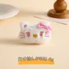 Broche Boneca de Pelúcia Gatinho Kt Clássico Pingente para Mochila Escolar Acessórios Miçangas Chaveiro Joias no Atacado