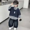 Conjunto de Camisa de Outono 2026 com Moletom Falso de Duas Peças e Calça Wide-Leg, Conjunto Jeans Fashion de Duas Peças para Meninos Pequenos
