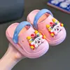 Zuecos de Dibujos Animados para Niños Modelo Nuevo 2026 Niños y Niñas Zapatos de Verano para Exteriores Playa Zapatos Cerrados al Frente Venta al por Mayor