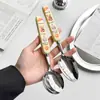 Conjunto de talheres quadrado com cabo de cerâmica em aço inoxidável 304, incluindo uma colher e um garfo na cor creme, um design fofo de urso de pão, e facas e garfos de churrasco