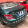 Adecuado para Mercedes-Benz Clase C W204 de 4 puertas 07-13 Ala Trasera Modificada Estilo R Negro Brillante Patrón de Fibra de Carbono Sin Taladrar