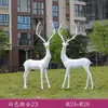 Escultura geométrica de veado pintada em fibra de vidro para exterior, adequada para pátios, parques, gramados residenciais e decorações de paisagismo com animais.