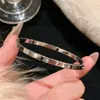 Pulseiras da Série Aço Titânio Não Desbota para Mulheres, Design de Fecho Moderno, Joias Populares de Celebridades da Internet, Joias Transfronteiriças Exquisitas Incrustadas com Diamantes Atacado