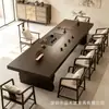 Mesa de chá sólida em madeira, estilo wabi-sabi inspirado no Zen, com base irregular e tampo espesso, combinada com um novo conjunto de mesas de chá estilo chinês para salas de chá grandes