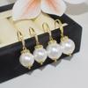 Brincos de pérolas de luxo com luz de botão de flor, gancho de orelha de concha de mãe, pingente de moda atmosférica, brincos de luxo de alta qualidade, vendas diretas da fábrica