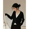 Blusa de Tricô de Manga Longa com Gola V Falsa de Duas Peças de Alto Padrão e Alta Inteligência Estilo Old Money Qiaomi para Mulheres Outono Camada Interna Cardigan