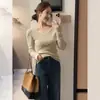 Camisa base de malha cinza estilo francês com decote em V cruzado para mulheres, adequada para usar em camadas no outono e inverno, um suéter de alta qualidade com um toque elegante