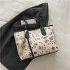 Bolso de Hombro Tote Casual de Moda Estampado de Gran Capacidad para Viajes Diarios 2025 Nuevo Elegante con Colgante Otoño Tendencia