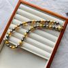 Collar de Perlas Colorblock Joyería Femenina Perla Negra de Tahití Personalidad de Nicho Cadena de Lana Dorada para Té Cadena para Clavícula