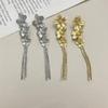 Pendientes largos con borlas largas de flor de metal con diseño de nicho, estilo dulce y moderno, de plata 925, con diseño de personalidad exagerada.