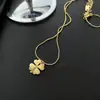 Collar de amor hueco de acero de titanio resistente a la decoloración para mujer, colgante de amor con diseño de nicho de lujo ligero, cadena de clavícula de temperamento versátil