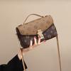 2026 Nova Bolsa Feminina de Verão Crossbody Pequena Bolsa de Mão com Corrente Versátil de Luxo Leve Pequena Quadrada