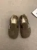 Sapatos femininos felpudos para usar ao ar livre, novos mocassins slip-on estilo fada estilosos para outono e inverno de 2026, sapatos de algodão pelúcia com sola plana para mulheres