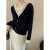 Camiseta Base Negra para Mujer Primavera 2026 Adorno de Encaje Cuello en V Suéter de Punto Top Interior Chic y Impresionante