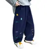 Calça Infantil Estampada de Foice Outono 2026 Novo Estilo de Outono Moda Bebê Celebridade da Internet Calças Casuais Modernas Calças de Menino