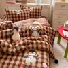 Juego de colcha de terciopelo de leche engrosado de grado A con temática de dibujos animados, incluye cuatro piezas: colcha de retazos bordada de felpa, edredón cálido para otoño e invierno, y núcleo de edredón
