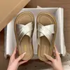 Chinelos de verão macios com tiras cruzadas para uso externo 2026 novos chinelos casuais de praia com sola grossa para meninas