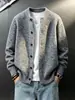 Elegante cárdigan de punto para hombre estilo americano, un suéter sofisticado y relajado para otoño/invierno con un aire vintage y de "viejo dinero".